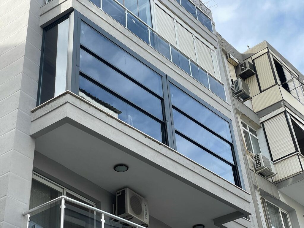 Cam Balkon Modelleri Üsküdar’da Neden Bu Kadar Tercih Ediliyor?